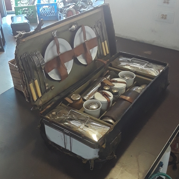 Vintage Picnic Chest - Picture 5 of 6